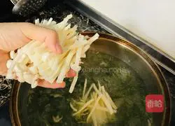 Illustration of how to make mushroom chicken soup 4