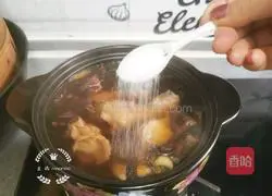 Illustration of how to make hazel mushroom stewed chicken soup 11