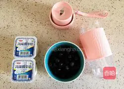 Illustration of how to make blueberry milkshake for eye protection and beauty 1 