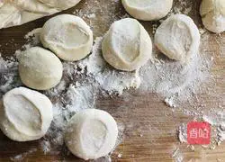 Illustration of how to make leek and egg dumplings 12