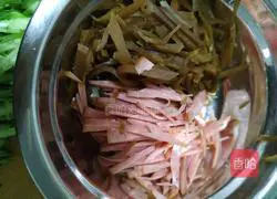 Illustration of how to mix three shreds 3