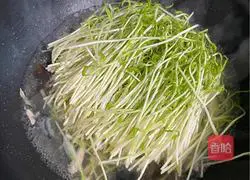 Illustration of how to cook bean sprouts in soup 5