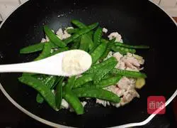 Illustration of how to make fried meat with snow peas 10
