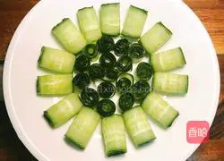 Illustration of how to make emerald cucumber rolls 7