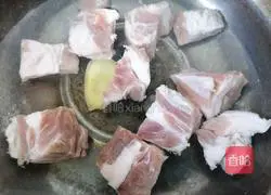 Illustration of how to make spring bamboo shoots and pork ribs soup 6