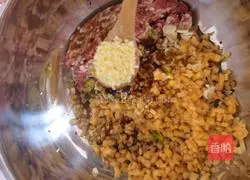 Illustration of how to make pork and potato buns 16