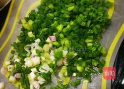 Illustration of how to make dumplings stuffed with pork and shallots 2