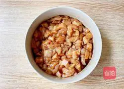 Illustration of how to cook diced chicken with king oyster mushroom 2