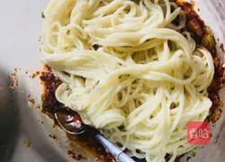 Illustration of how to make homemade hot and sour cold noodles to relieve summer heat 8