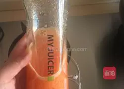 Illustration of how to make wolfberry raw pear juice 4