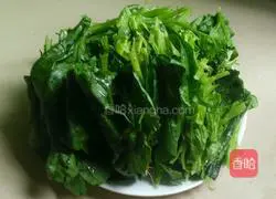 Illustration of how to make spinach juice 1 