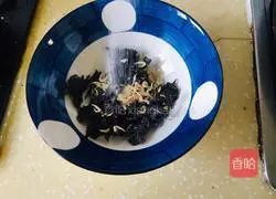 Illustration of how to make seaweed and egg drop soup 2