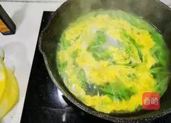 Illustration of how to make lettuce and egg soup 5