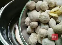 Illustration of how to make cabbage and meatball soup 3