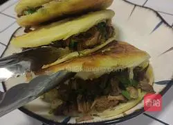 Illustration of how to make Roujiamo 20