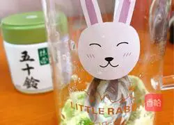 Illustration of how to make matcha brown rice drink 3