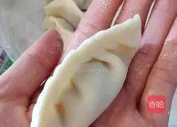 Illustration of how to make green onion and pork dumplings 5