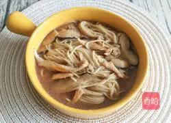 Illustration of how to make shredded mushroom and chicken noodles 21