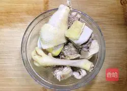 Illustration of how to stew chicken with palm ginseng 5