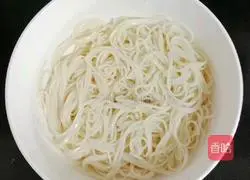 Illustration of how to make noodles with mushroom meat sauce 5