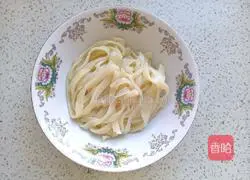 Illustration of how to make pork noodle soup 7