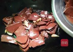 Illustration of how to make garlic, celery and pig blood 7