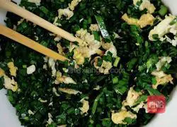 Illustration of how to make fried dumplings with eggs and chives 2