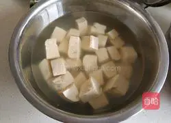 Illustration of how to make cabbage, pork belly and frozen tofu stew 1