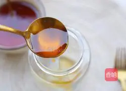 Illustration of how to make homemade lemon honey water 6