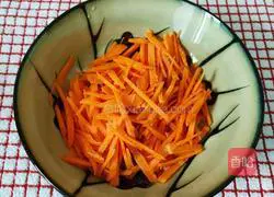 Illustration of how to make instant cold carrot shreds in ten minutes 1