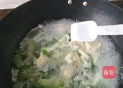 Illustration of how to make loofah and egg soup 9