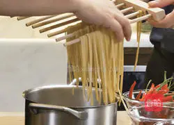 Italian innovative cuisine | Illustration of how to make oil-splashed guitar pasta 1