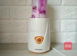 Illustration of how to make red dragon fruit yogurt cup 6