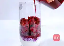Illustration of how to make dragon fruit milkshake 7