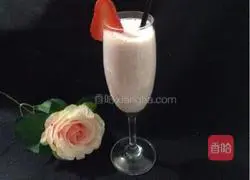 Illustration of how to make banana and strawberry milkshake 4