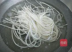 Illustration of making sour soup noodles 2