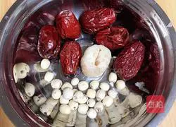 Illustration of how to make red dates, white fungus and lotus seed soup 3