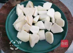 Lotus root Illustration of how to make taro and red date soup 3