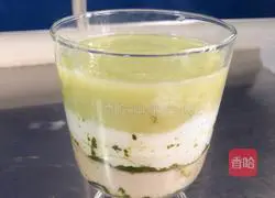 Illustration of how to make matcha yogurt fruit cup 11