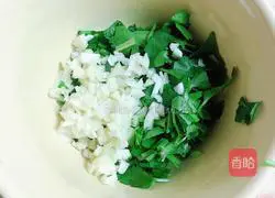 Illustration of how to make spicy and sour fresh meat wontons 13