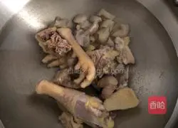 Illustration of how to cook capon stewed with fish maw and red dates 4