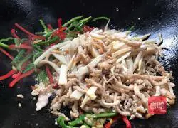 Illustration of how to stir-fry shredded pork with king oyster mushroom 16