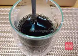 Illustration of how to make caramel pearl black tea latte 8