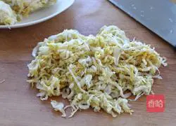 Illustration of how to make dumplings stuffed with pork and pickled cabbage 5