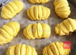 Illustration of how to make pumpkin puree flower rolls 11