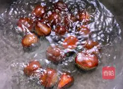 How to stir-fry chestnuts in an iron pot Illustration 1