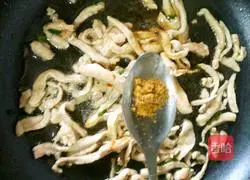 Illustration of how to make braised noodles with green vegetables 8