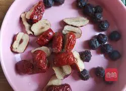 Illustration of how to make red date and lotus root soup (nourishing yin, moistening lungs and replenishing qi and blood) 2