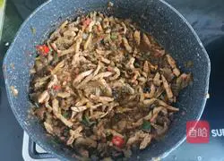 Illustration of how to make shredded pork noodles with pickled vegetables 8