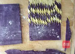 Illustration of how to make two-color caterpillar flower rolls 2